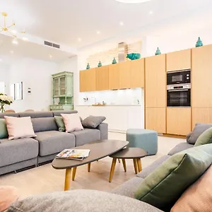 https://espectacular-casa-de-6-dormitorios-7-banos-y-2-terrazas.es-andalucia.com